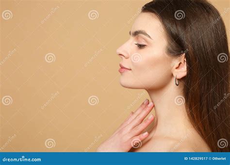 Abschluss Herauf Brunette Halb Nackte Frau S Mit Perfekter Haut Hand Auf Dem Hals Lokalisiert