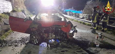 Auto Contro Al Muro Sale Il Bilancio Delle Vittime