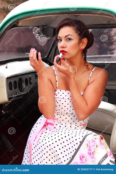 Het Sexy Meisje Dat Van Latina Pinup Op Lippenstift Zet Stock Afbeelding Image Of Toepassing