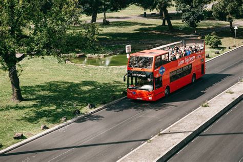 Lisboa 18 de junio de 2018 Un autobús turístico rojo con turistas