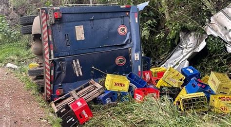 Caminhão carregado cerveja tomba e deixa uma pessoa feri