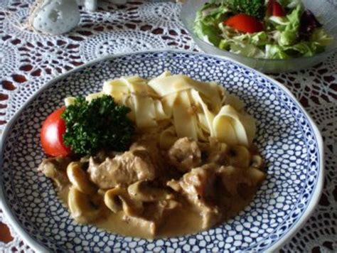 Kalbsragout Mit Bandnudeln Und Salat Rezept Kochbar De