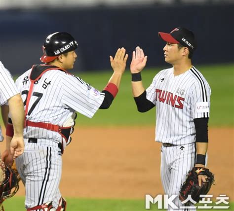 오지환 유강남 `기분 좋은 하이파이브` Mk포토 Mk스포츠