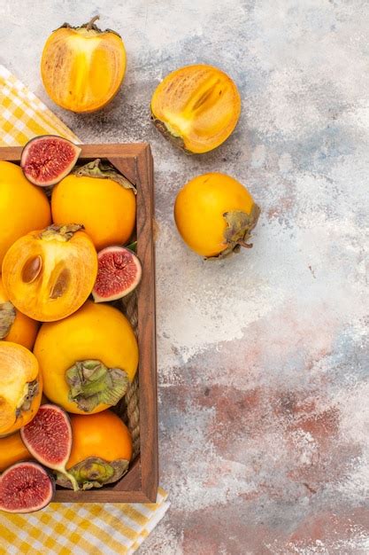 Vue De Dessus De D Licieux Kakis Et Figues Coup Es Dans Une Bo Te En Bois Sur Fond Nude Photo