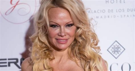 Pamela Anderson se casa por cuarta ocasión esta vez con su