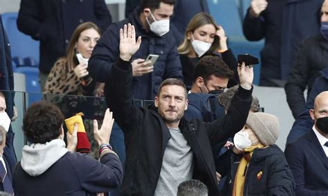 Totti E Noemi Allo Stadio Insieme Ma Non Per Vedere La Roma Gossip