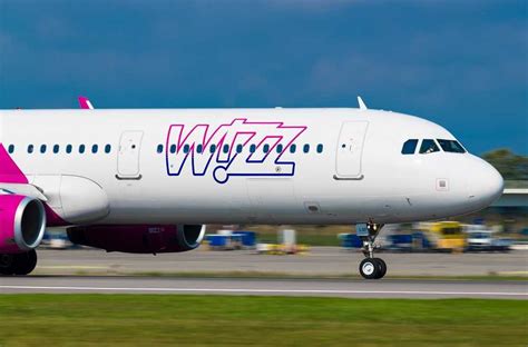 Bilete Wizz Air Pentru Pasagerii Afecta I De Anul Rile Blue Air Cu