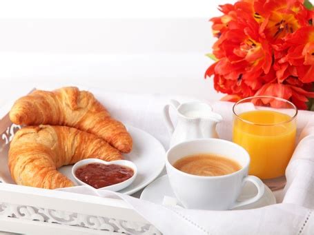 Фото Чашка с капучино и цветы