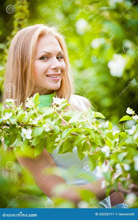 Belle Fille Blonde Dans Le Jardin Image stock Image du femelle liberté 25232111