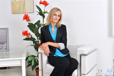 Vékony milf tágra nyílt puncija ÉRETT SUNA