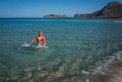 Jong Meisje In Het Rode Bikini Spelen Met Zeewater Stock Foto Image Of Achtergrond Gezond