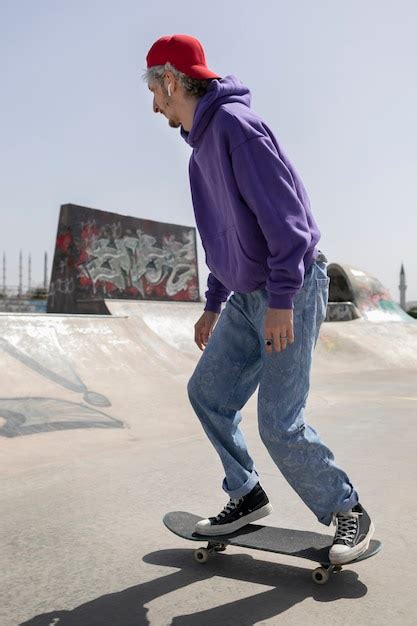 Free Photo | Skater wearing trucker hat