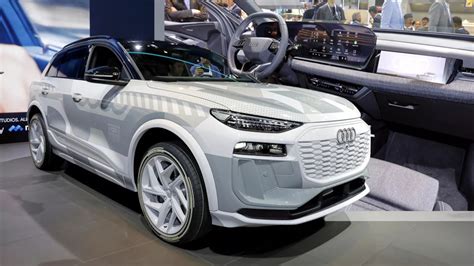 Audi Q6 E Tron 2025 представляет высокотехнологичный салон с 106 дюймовым пассажирским дисплеем