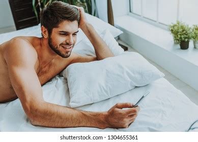 Man Laying Naked Bed Images Photos Et Images Vectorielles De Stock Shutterstock