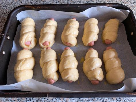 Rollò con würstel un classico della rosticceria siciliana La Cucina