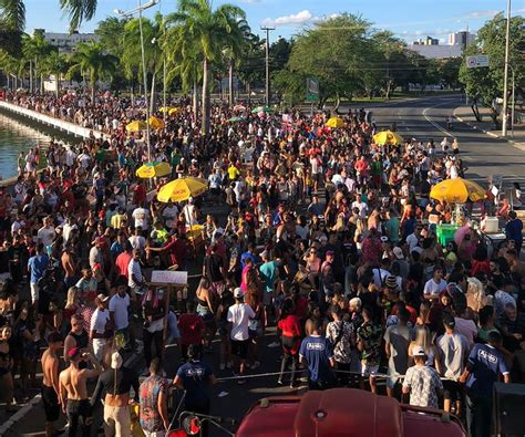 Campina Folia Bloco Virgens de CG leva trio elétrico às ruas da cidade