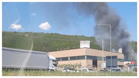 Vasto Incendio Nei Pressi Di Un Capannone Nella Zona Industriale Di