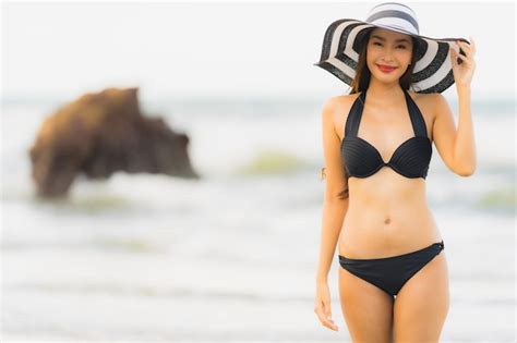 Portrait Belle Jeune Femme Asiatique Porter Un Bikini Sur La Mer Photo Gratuite