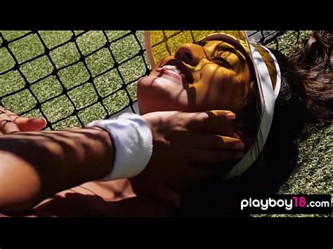 La belleza latina de tetas pequeñas Katherinne Sofia se desnuda en una cancha de tenis XVIDEOS