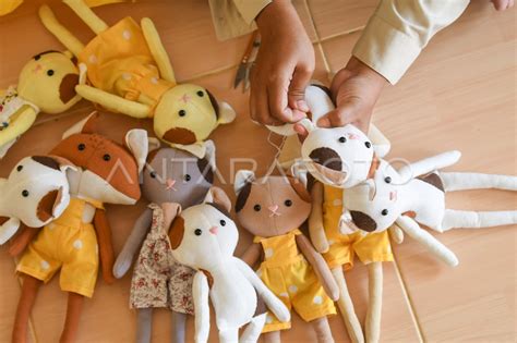 Produksi Kerajinan Boneka Berbahan Limbah Kain Perca ANTARA Foto