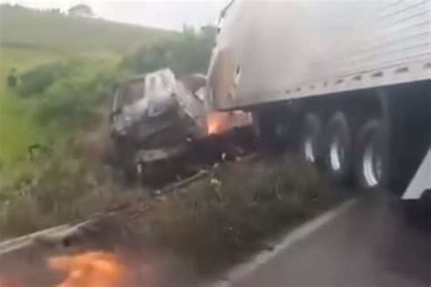 Acidente Entre Carro E Caminhão Deixa Quatro Mortos E Três Feridos Na Bahia