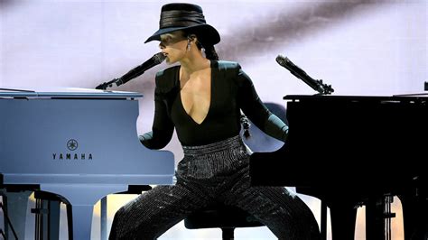 Alicia Keys Wows At The Grammys With Dual Piano Flex Video