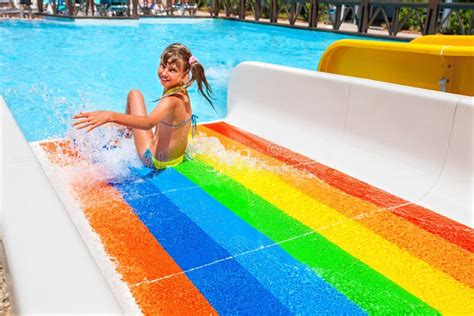 Ni O En El Bikini Que Resbala El Parque Del Agua Foto De Archivo Imagen De Parque Alegre
