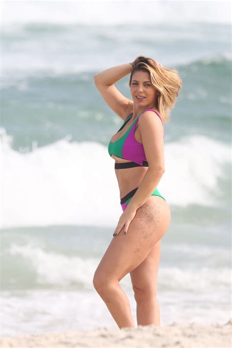 Sbt Tv Biqu Ni Colorido Sheila Mello Faz Ensaio Fotogr Fico Na Praia