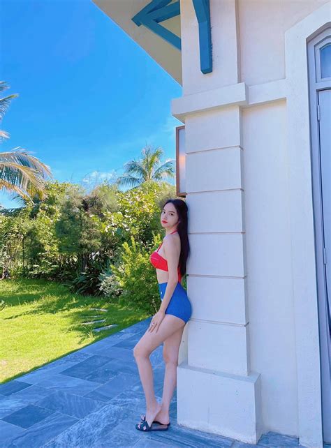 Hương Giang diện bikini nóng bỏng sau thời gian ở ẩn