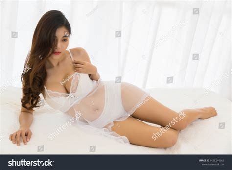 Portrait Charrming Sexy Woman Lingerie Lying ภาพสตอก 1428244265