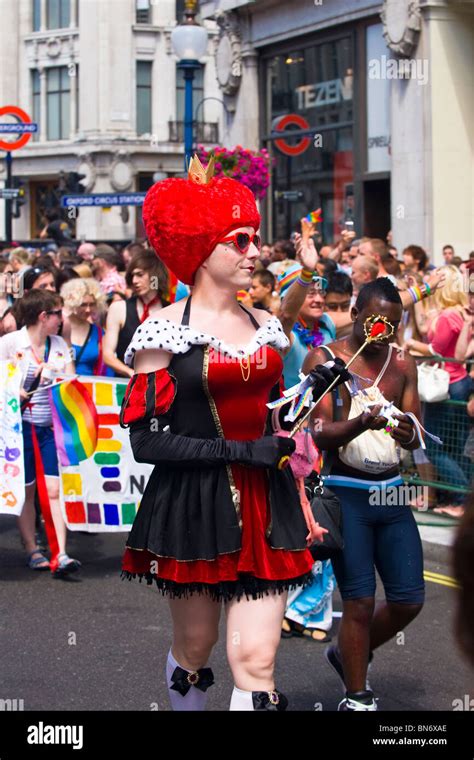 Londres Gay Pride Parade jeune homme ou garçon vêtu comme la reine de coeur en rouge minidress