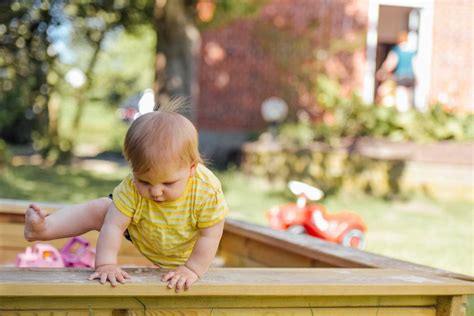 Comment aider un bébé à se tenir debout les meilleurs conseils