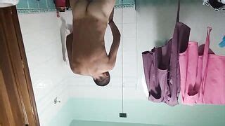 Sveltina In Bagno Con La MILF Zoccola AmaPorn