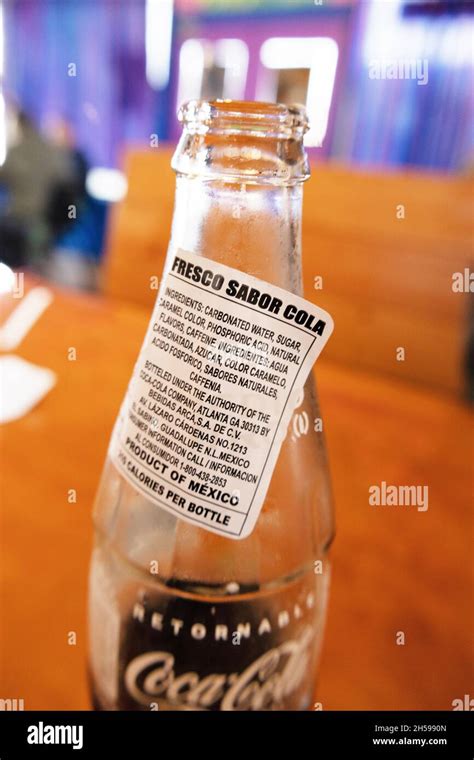 Una Botella De Coca Cola Mexicana Con Etiqueta En Español Fotografía De