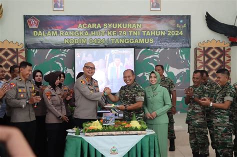 Peringati HUT 79 TNI Kapolres Tanggamus Berikan Kejutan Ke Dandim 0424