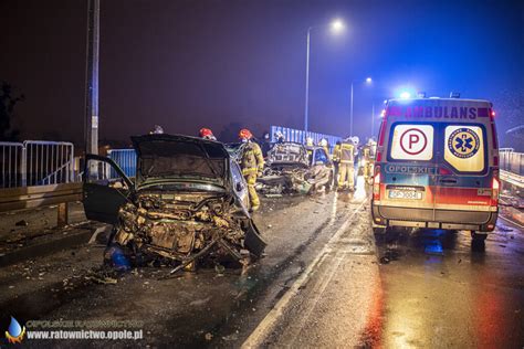 Gro Ny Wypadek W Kluczborku Na Wiadukcie Zderzy Y Si Trzy Samochody