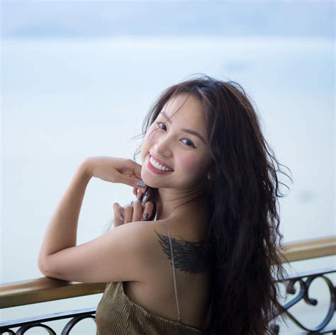 V N Hugo Di N Bikini N Ng B Ng Kh Ng C N Ai D M N Ang Mang Thai