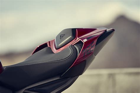 Ra mắt naked bike Triumph Street Triple nhiều thay đổi nhất từ lúc lên máy cc