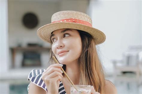 Intip Potret Seksi Luna Maya Kenakan Bikini Sambil Rebahan Di Rumput Netizen Salfok Cantiknya