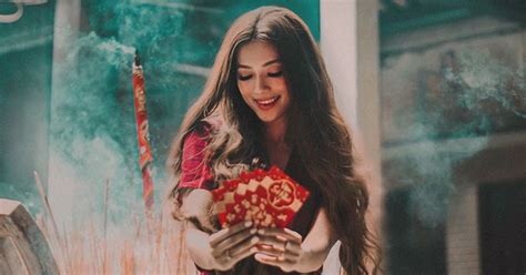 Hot girl công chúa tóc mây gốc Việt khoe ảnh đi lễ chùa cực đằm thắm