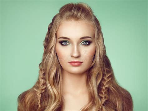 Fille Blonde Avec De Longs Et Brillants Cheveux Bouclés Image stock Image du cosmétique