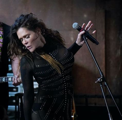 Beth Hart Releases New Video Babe Im Gonna Leave You Beth Hart Led Zeppelin Vocalist