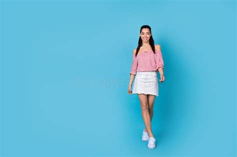 Cuerpo Entero De Una Joven Y Atractiva Dama China Brunette Posando Un Paseo Modelo Mostrando Su