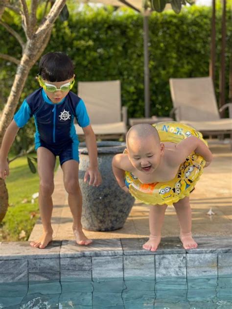 Trà My idol khoe đường cong gợi cảm khi diện bikini ở Vũng Tàu nhưng con trai út lại chiếm spotlight