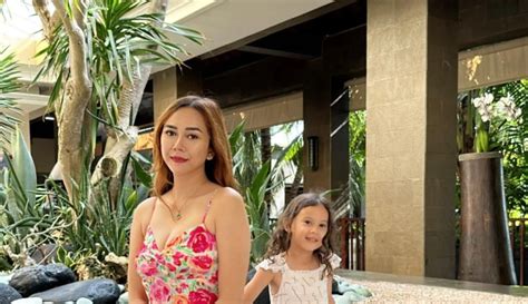 8 OOTD Ke Pantai Ala Aura Kasih Stylish Pakai Bikini Hingga Dress