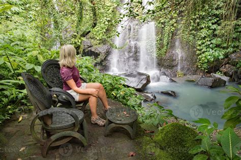 Fille Blonde Regardant Le Paysage De La Cascade De Bali 12206149 Photo De Stock Chez Vecteezy