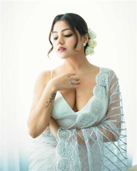 Simran Kaur Hot Cleavage Exposed In Bikini Blouse And Saree Glamsundari In