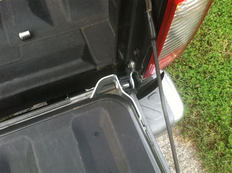 2005 Nissan Frontier Tailgate Hinge