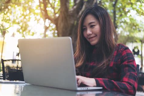 Mujer que usa la computadora portátil Foto Premium