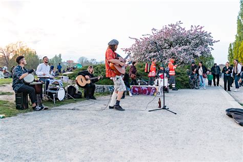 Der Mauerpark Tanzt Zum 16 Mal Friedvoll In Den Mai Freunde Des